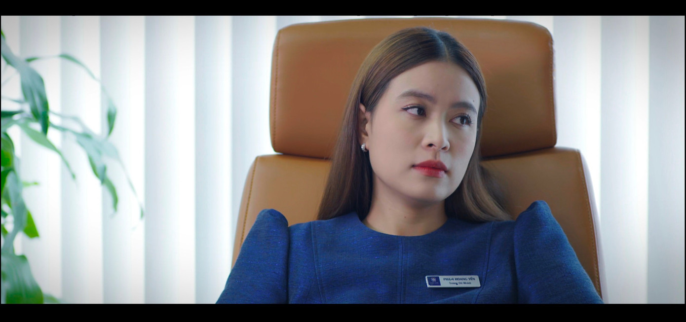 Yến (Hoàng Thùy Linh) được đánh giá là mờ nhạt, thiếu chuyên nghiệp khác xa hình ảnh nhà sản xuất xây dựng ban đầu.