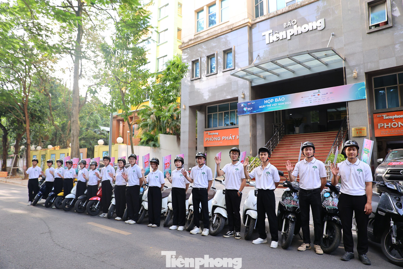 Từ 7h30 sáng 28/9, hàng chục chiếc xe điện Vinfast của đơn vị tài trợ Bạc - Công ty TNHH Kinh doanh thương mại và dịch vụ Vinfast - xuất hiện trước trụ sở báo Tiền Phong (15 Hồ Xuân Hương, Hai Bà Trưng) mang theo thông điệp của Ngày Thẻ Việt Nam 2024 - Sống chill - Thanh toán chất đi qua nhiều tuyến phố lớn của Hà Nội.