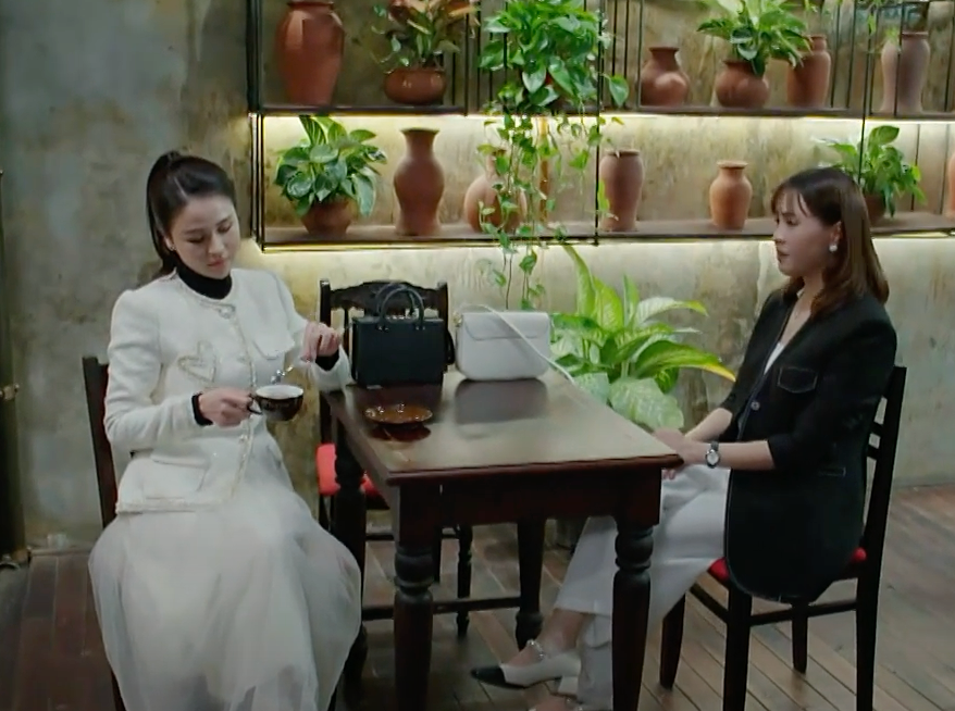 An Nhiên (Lương Thu Trang) chủ động hẹn gặp Ngân Hà (Hồng Diễm) với mong muốn khuyên cô bỏ chồng.