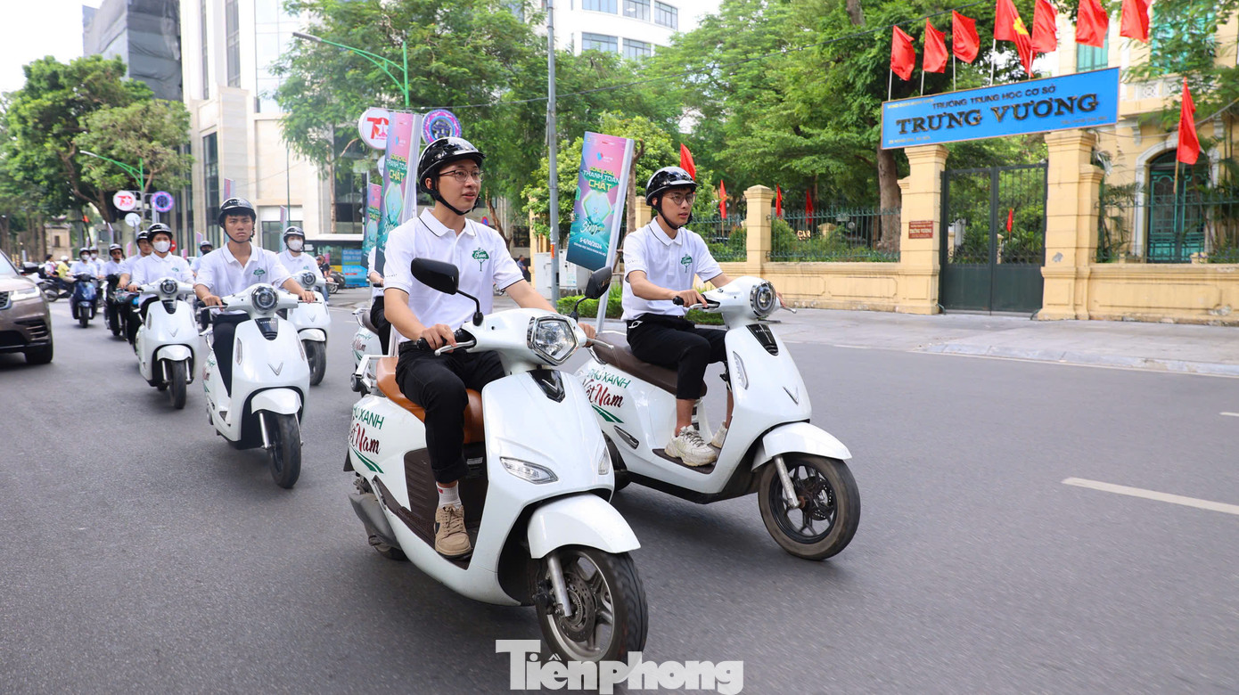 Đoàn xe điện mang theo những thông điệp tích cực đi qua nhiều trục đường giao thông chính của Thủ đô Hà Nội nhằm quảng bá về Ngày Thẻ Việt Nam 2024 và thông điệp khuyến khích thanh toán thông minh, không sử dụng tiền mặt.