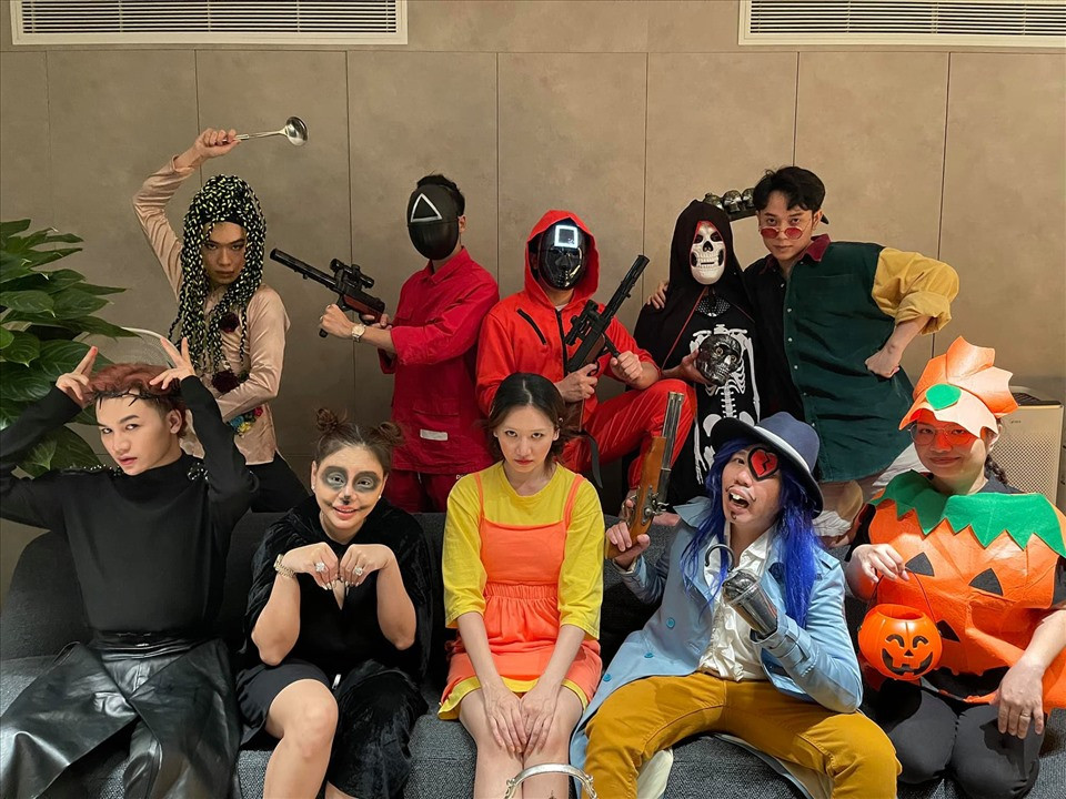 Tại Việt Nam, các nghệ sĩ hào hứng tham gia tiệc hóa trang dịp lễ hội Halloween. Tại Việt Nam, các nghệ sĩ hào hứng tham gia tiệc hóa trang dịp lễ hội Halloween.