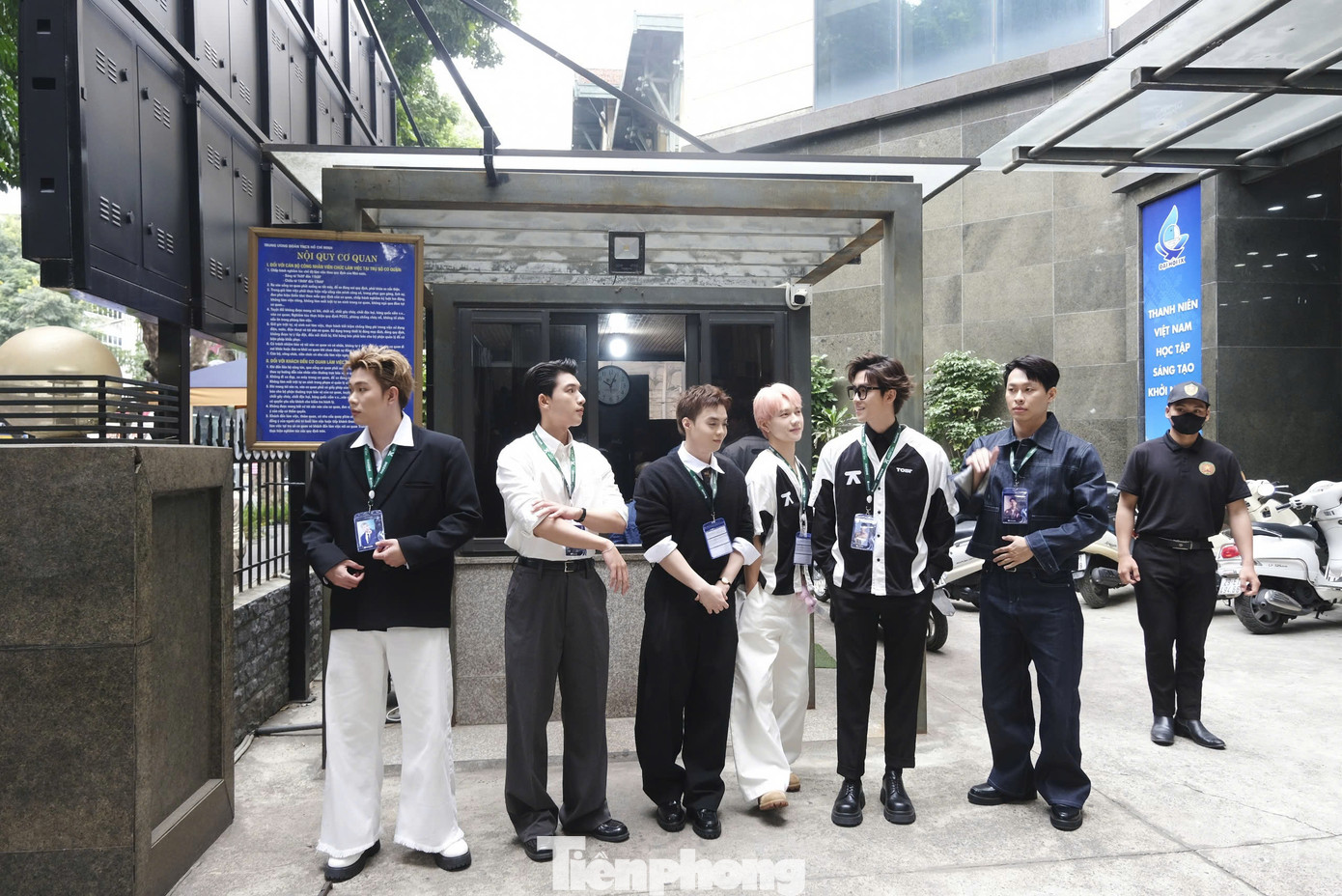 Sáng 6/12, Trung ương Đoàn tổ chức giao lưu, gặp gỡ các nghệ sĩ trẻ tham gia chương trình Anh trai say hi.