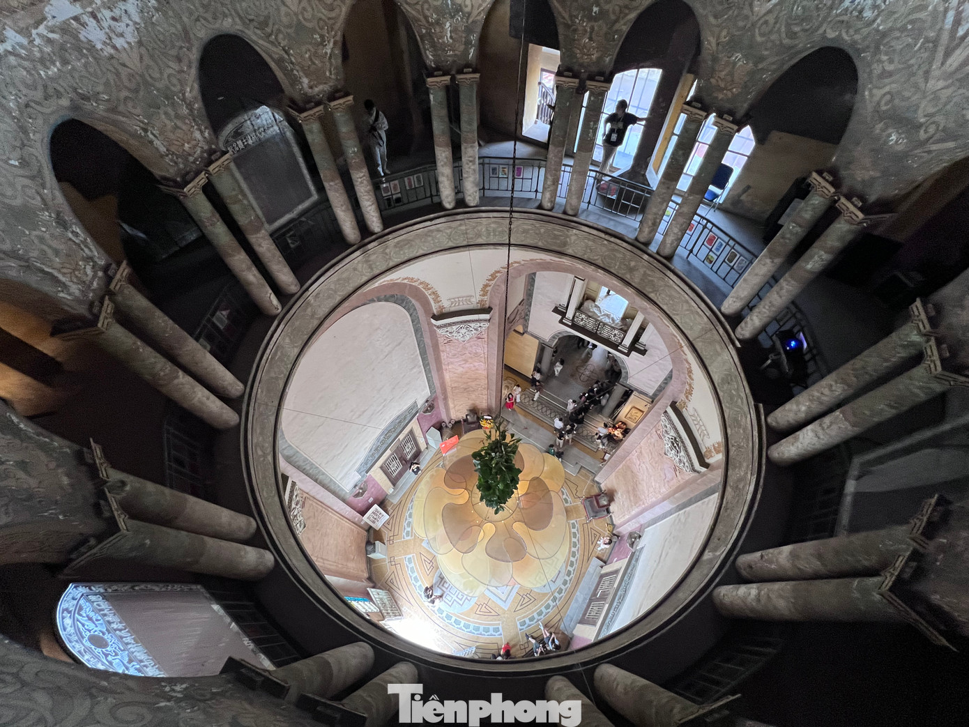 Sảnh chính tòa nhà là những tương tác của ánh sáng lên tác phẩm điêu khắc, hội họa. Tất cả được sắp đặt có chủ đích từ sàn tầng một lên mái vòm hai lớp.