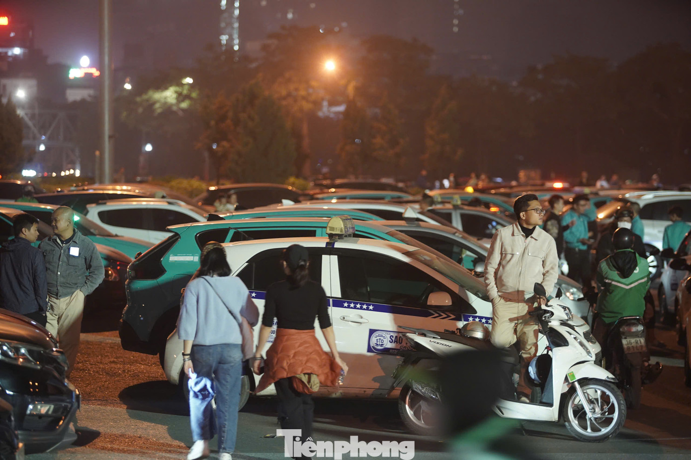 Bên cạnh đó, vì quá đông xe công nghệ nên việc nhận ra nhau giữa hàng vạn người là điều không dễ, nhiều tài xế lựa chọn tắt app và trực tiếp chào mời khách dọc đường. Bên cạnh đó, vì quá đông xe công nghệ nên việc nhận ra nhau giữa hàng vạn người là điều không dễ, nhiều tài xế lựa chọn tắt app và trực tiếp chào mời khách dọc đường.