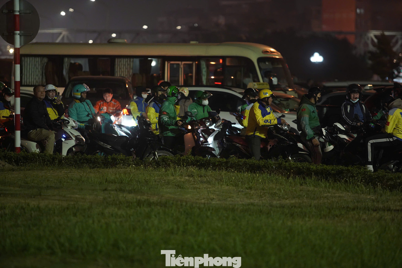 Nhiệt độ thời điểm này vào khoảng 16-18 độ C, không nhiều gió nên nhiều khán giả vẫn lựa chọn xe ôm để về nhà. Nhiệt độ thời điểm này vào khoảng 16-18 độ C, không nhiều gió nên nhiều khán giả vẫn lựa chọn xe ôm để về nhà.