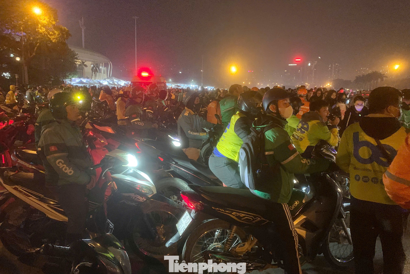 Đường Lê Đức Thọ, khu vực xung quanh sân vận động Mỹ Đình bắt đầu ùn tắc từ lúc 23h15 kéo dài đến hơn 1 tiếng sau. Đường Lê Đức Thọ, khu vực xung quanh sân vận động Mỹ Đình bắt đầu ùn tắc từ lúc 23h15 kéo dài đến hơn 1 tiếng sau.