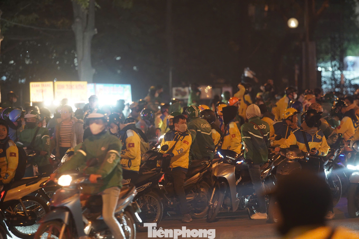 Lượng khách đổ ra quá lớn gây ra hiện tượng ùn ứ, tắc nghẽn xung quanh khu vực sân vận động Mỹ Đình. Lòng đường trở nên hẹp hơn cũng vì lượng lớn xe ôm công nghệ xuất hiện để chờ, đón khách. Lượng khách đổ ra quá lớn gây ra hiện tượng ùn ứ, tắc nghẽn xung quanh khu vực sân vận động Mỹ Đình. Lòng đường trở nên hẹp hơn cũng vì lượng lớn xe ôm công nghệ xuất hiện để chờ, đón khách.
