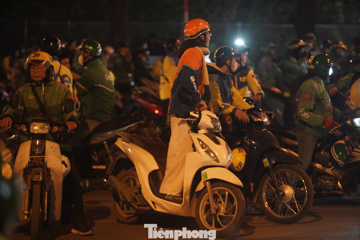 Hàng loạt tài xế chờ sẵn từ 21-22h đêm ngày 9/12 ở ngoài sân vận động. Với những cuốc xe xa với khoảng cách trên 10 km rất khó để có thể tìm được tài xế. Có tài xế không đồng ý vì khoảng cách quá xa, phần còn lại là giá cuốc quá cao khiến khách hàng nản chí. Hàng loạt tài xế chờ sẵn từ 21-22h đêm ngày 9/12 ở ngoài sân vận động. Với những cuốc xe xa với khoảng cách trên 10 km rất khó để có thể tìm được tài xế. Có tài xế không đồng ý vì khoảng cách quá xa, phần còn lại là giá cuốc quá cao khiến khách hàng nản chí.