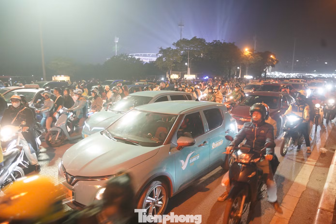 Anh trai say hi concert day 4 kết thúc vào lúc 23h ngày 9/12. Hàng vạn khán giả trong sân đổ ra ngoài khu vực sân vận động Mỹ Đình để trở về nhà sau khi thưởng thức bữa tiệc âm nhạc đầy sắc màu do 30 nghệ sĩ trẻ đem lại.