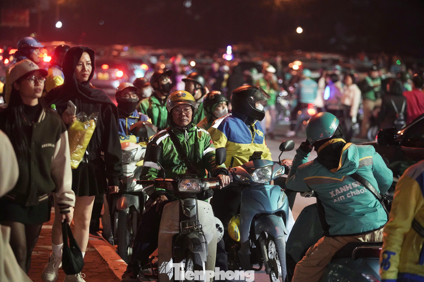 Thực tế việc đặt xe qua app vào thời điểm này khó khăn, mức giá ghi nhận trên app cũng tăng khoảng 10-20% so với ngày thường. Thực tế việc đặt xe qua app vào thời điểm này khó khăn, mức giá ghi nhận trên app cũng tăng khoảng 10-20% so với ngày thường.