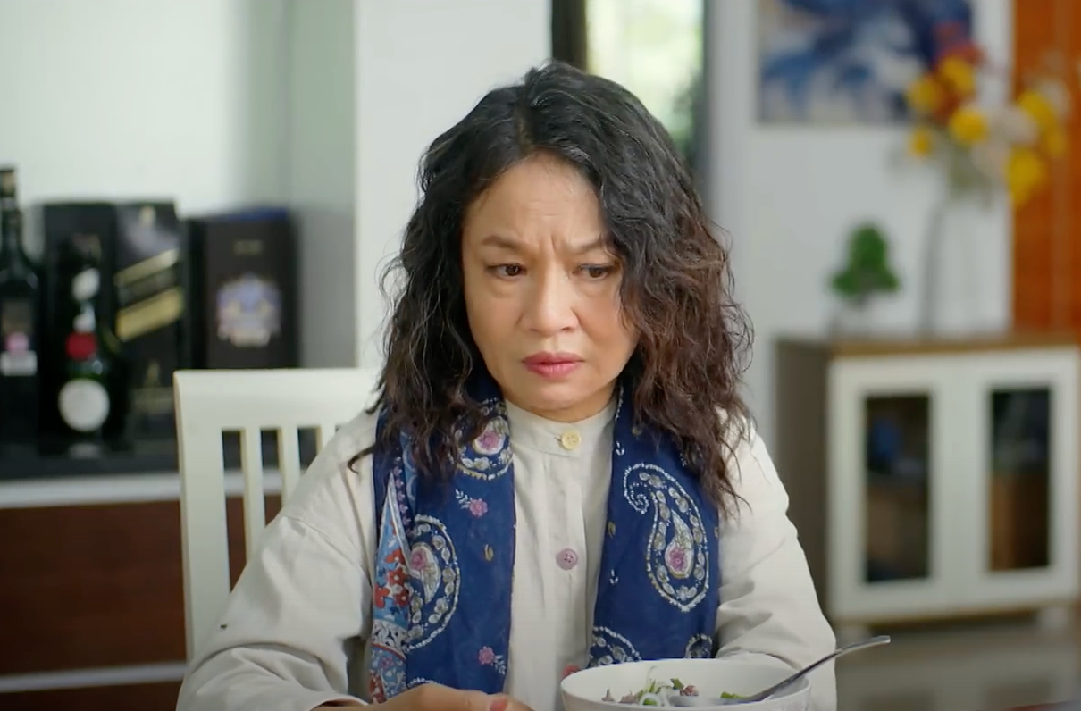 Mẹ chồng (Tú Oanh) khó tính, xét nét là một trong những nguyên nhân khiến hôn nhân của đôi vợ chồng trẻ có nhiều rạn nứt.