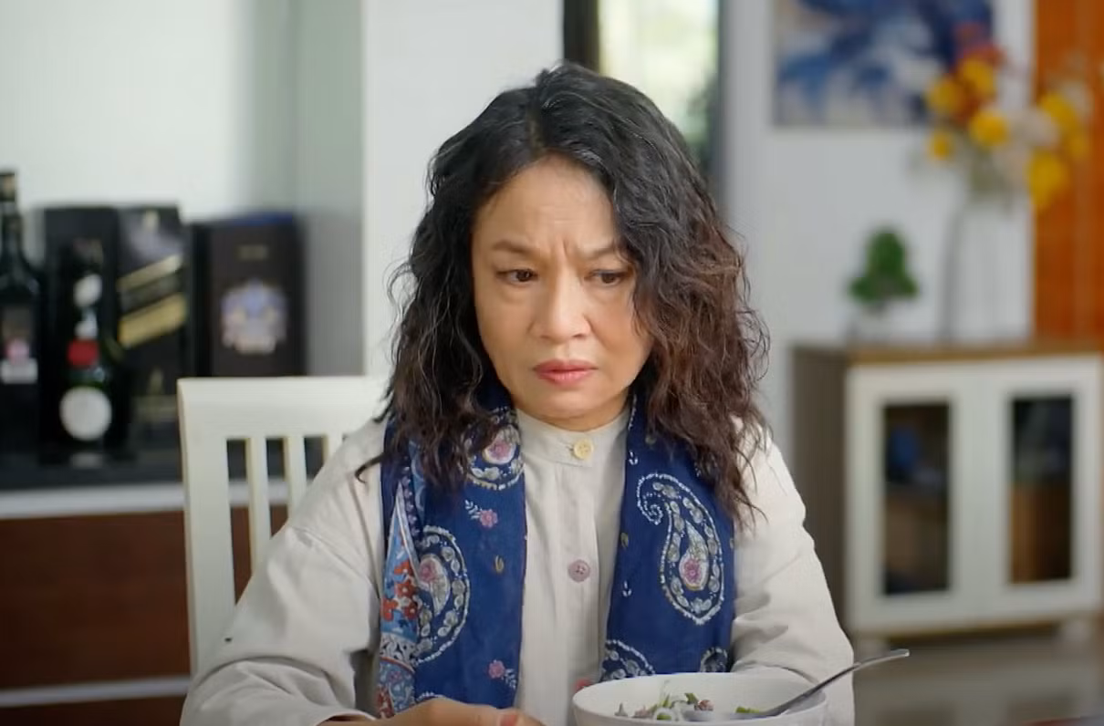 Mẹ chồng (Tú Oanh) khó tính, xét nét là một trong những nguyên nhân khiến hôn nhân của đôi vợ chồng trẻ có nhiều rạn nứt.