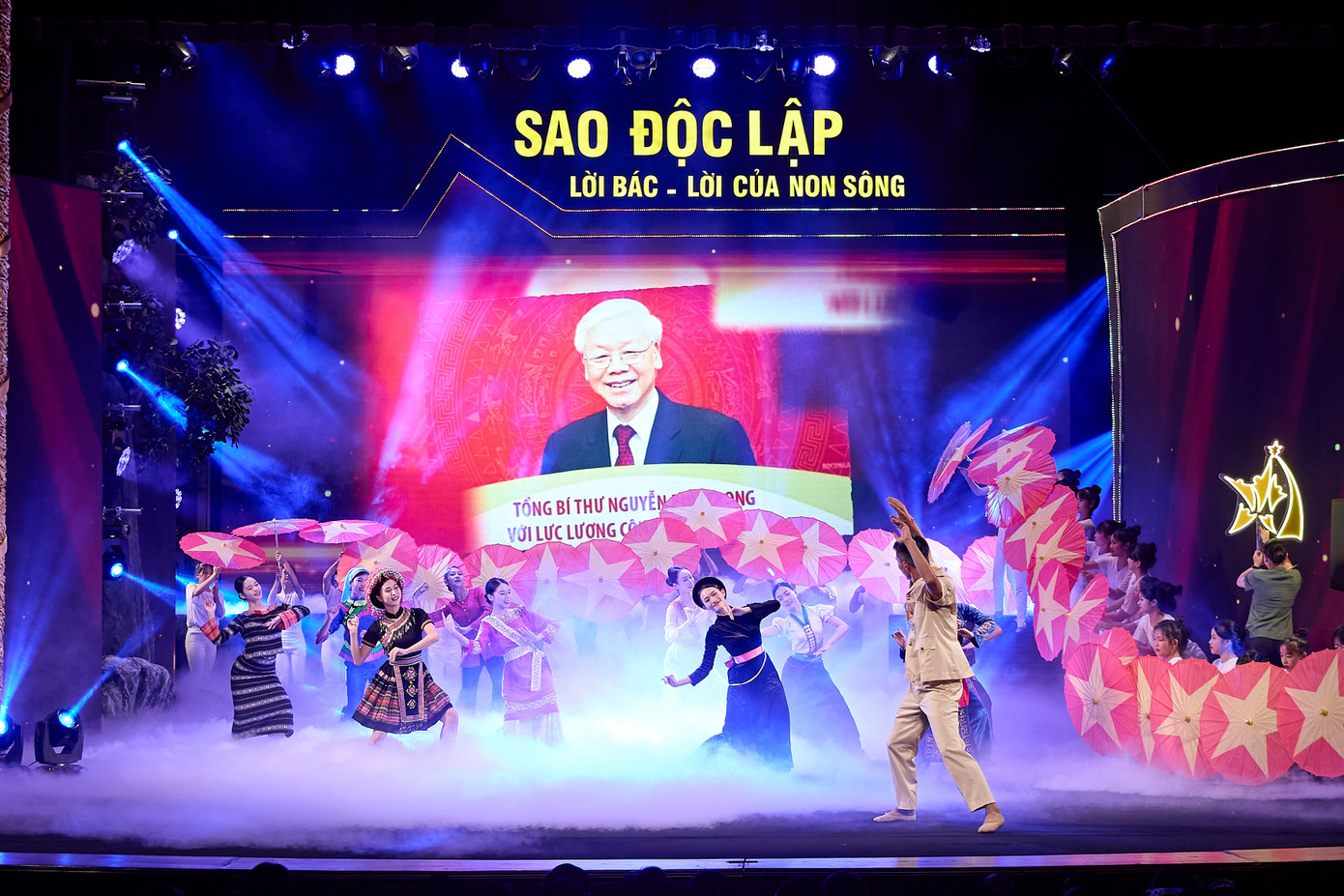 Với thời lượng 80 phút, nhạc vũ kịch Lời Bác - Lời của non sông được tổng đạo diễn Tuyết Minh chia thành 3 chương và màn khai từ mang tên Việt Nam rực rỡ những mùa xuân. Điểm nhấn của màn khai từ là những tư liệu trích dẫn từ 236 bài viết của cố Tổng Bí Thư Nguyễn Phú Trọng in trên Tạp chí Cộng sản. Tất cả còn lưu giữ vẹn nguyên những triết lý, tư tưởng vĩ đại của cố Tổng Bí Thư Nguyễn Phú Trọng về khát vọng độc lập, tự do, hạnh phúc trường tồn cho nhân dân và cho đất nước Việt Nam. Ảnh: Minh Khánh.