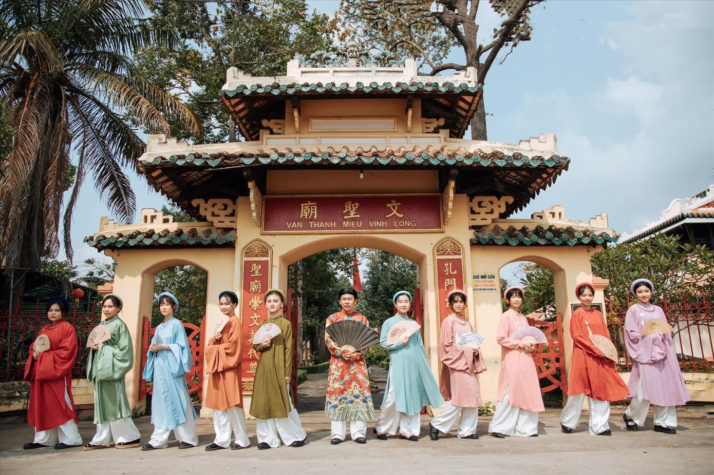 Cổ phục Việt được sử dụng làm trang phục để chụp kỷ yếu. Cổ phục Việt được sử dụng làm trang phục để chụp kỷ yếu.