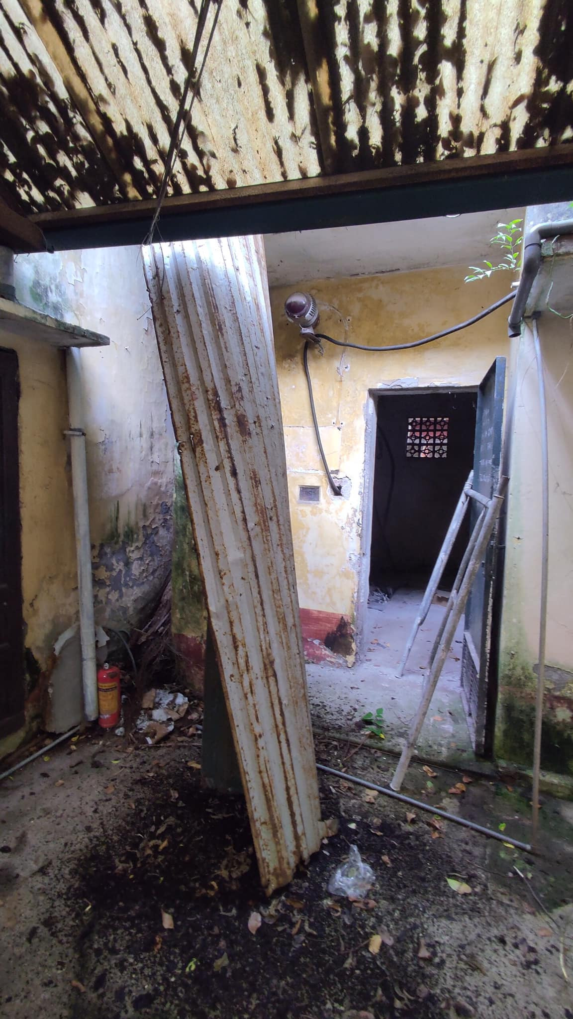 Trụ sở Hãng phim Việt Nam xuống cấp, xập xệ.