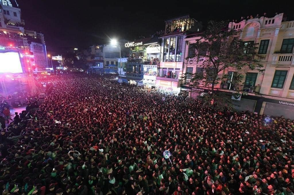 Một số khán giả ngất xỉu trong các đêm diễn đông đúc dịp cuối năm.