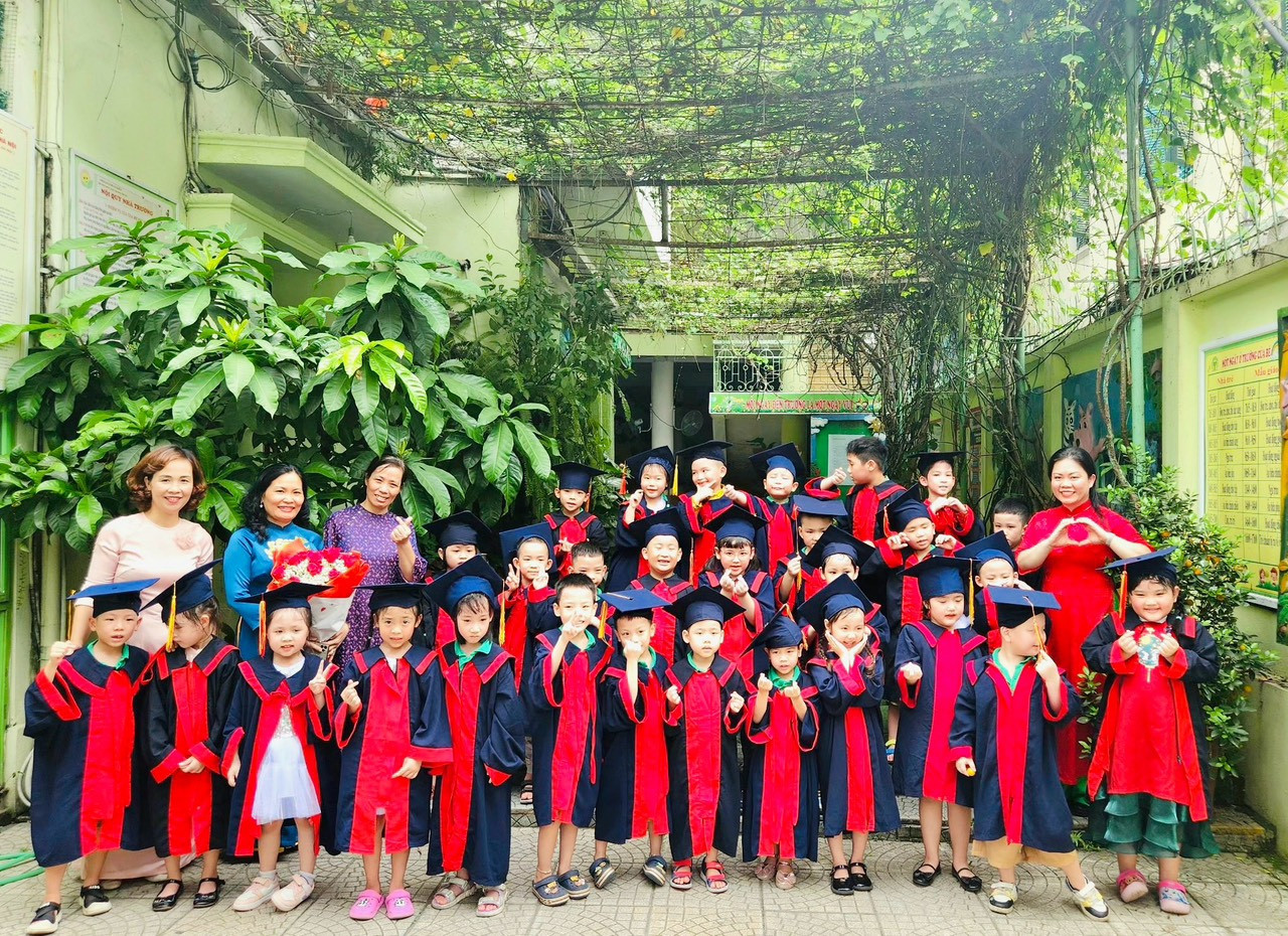 Các bạn Mẫu giáo lớn chụp ảnh kỷ niệm cùng Ban giám hiệu và các cô giáo. Các bạn Mẫu giáo lớn chụp ảnh kỷ niệm cùng Ban giám hiệu và các cô giáo.