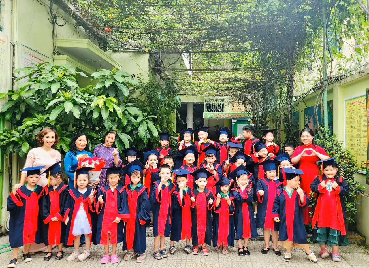 Các bạn Mẫu giáo lớn chụp ảnh kỷ niệm cùng Ban giám hiệu và các cô giáo.