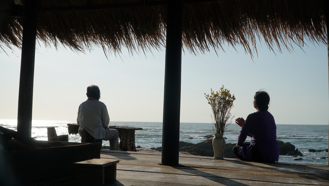 "Tinh thần và thông điệp Bà già đi bụi hướng tới là cảnh tỉnh những người con, người cháu cần quan tâm đến bố mẹ, ông bà nhiều hơn, biết cảm thông và chia sẻ với nỗi niềm của ông bà hay bố mẹ mình. Đây cũng là giá trị cốt lõi trong truyền thống văn hóa gia đình của người Việt", đạo diễn Trần Chí Thành nêu.