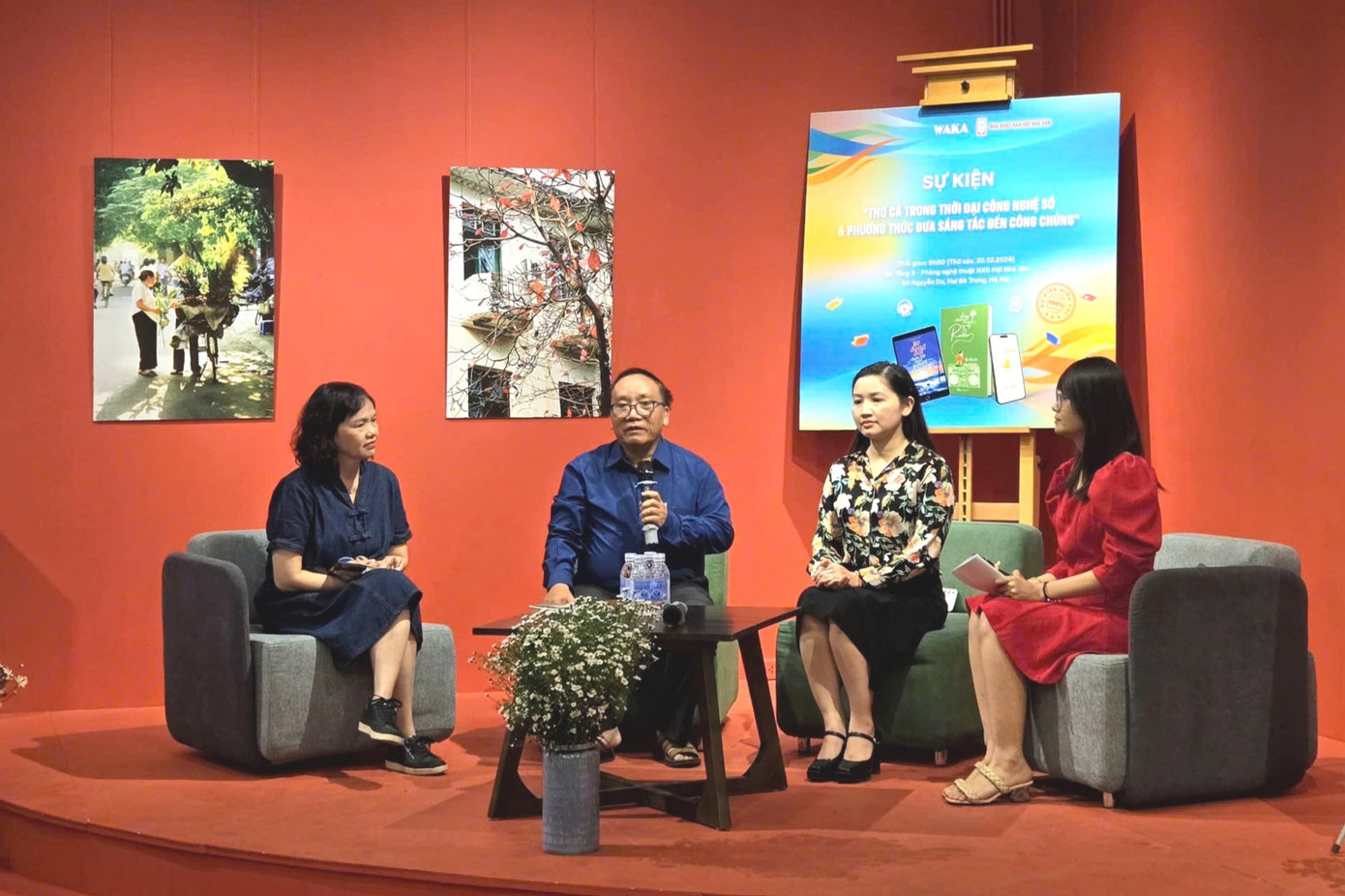 Tọa đàm Thơ ca trong thời đại công nghệ số và phương thức đưa sáng tác đến công chúng được tổ chức tại Hà Nội.