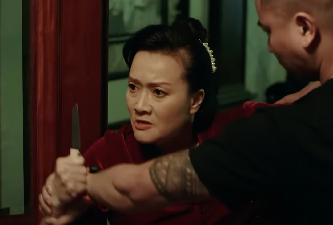 Bà Thư cầm dao đe dọa chồng, yêu cầu ông ta tôn trọng mình.