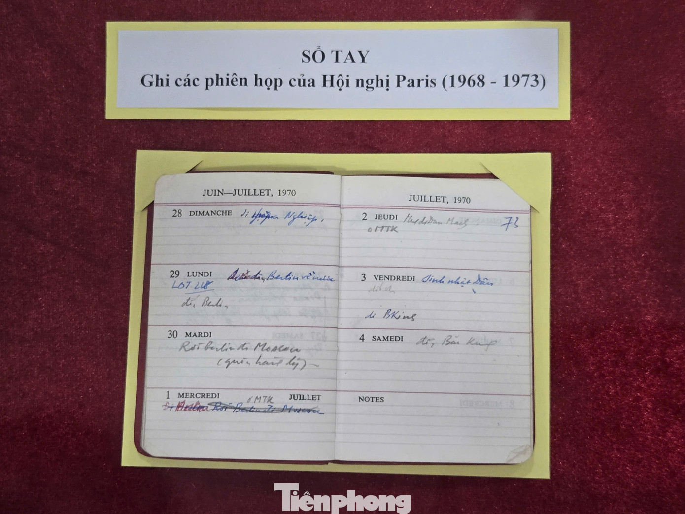 Triển lãm trưng bày sổ ghi chép cá nhân của nhà báo Lý Văn Sáu trong thời điểm ông tham dự Hội nghị Paris. Triển lãm trưng bày sổ ghi chép cá nhân của nhà báo Lý Văn Sáu trong thời điểm ông tham dự Hội nghị Paris.