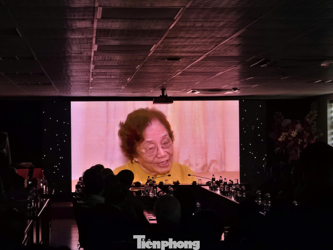 Những thước phim tư liệu nhìn lại hành trình cống hiến của nhà báo Lý Văn Sáu cho sự nghiệp đấu tranh giành độc lập dân tộc và dựng xây đất nước. Những thước phim tư liệu nhìn lại hành trình cống hiến của nhà báo Lý Văn Sáu cho sự nghiệp đấu tranh giành độc lập dân tộc và dựng xây đất nước.