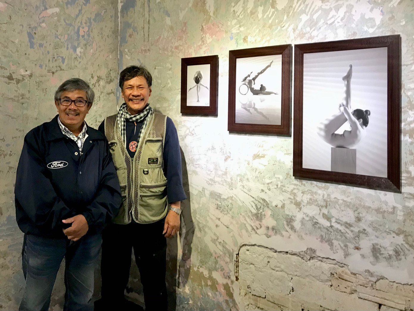 Nhiếp ảnh gia Thái Phiên (phải) tại triển lãm Nắng sau rèm ở TP. Đà Lạt. Ảnh: NVCC.