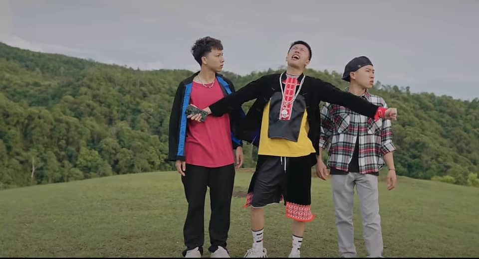 Trang phục của nhân vật Chải (Long Vũ) cũng nhận về nhiều chỉ trích. Trang phục của nhân vật Chải (Long Vũ) cũng nhận về nhiều chỉ trích.