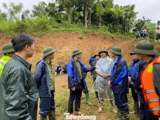 Công tác cứu hộ, cứu nạn, tìm kiếm thi thể nạn nhân vẫn tiếp tục được thực hiện.