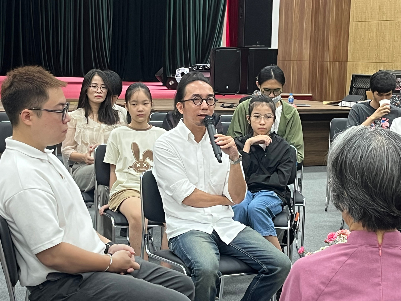 Giám tuyển, nhà nghiên cứu truyện tranh độc lập ChuKim nói về thời hoàng kim truyện tranh tại Việt Nam. Giám tuyển, nhà nghiên cứu truyện tranh độc lập ChuKim nói về thời hoàng kim truyện tranh tại Việt Nam.