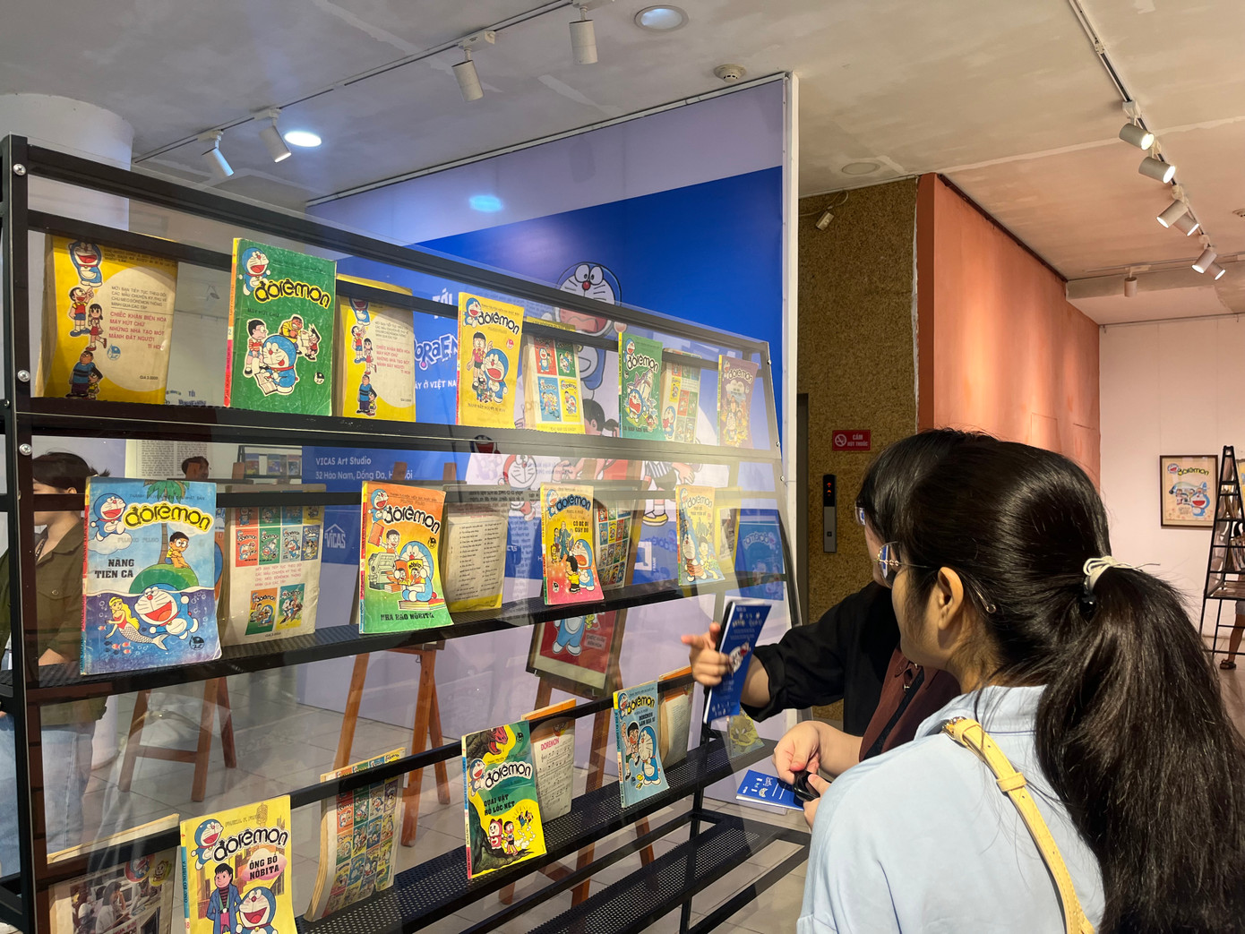 Những cuốn truyện tranh Đôrêmon không bản quyền được trưng bày tại triển lãm Từ Đôrêmon tới Doraemon, 30 năm hành trình mèo máy ở Việt Nam. Những cuốn truyện tranh Đôrêmon không bản quyền được trưng bày tại triển lãm Từ Đôrêmon tới Doraemon, 30 năm hành trình mèo máy ở Việt Nam.