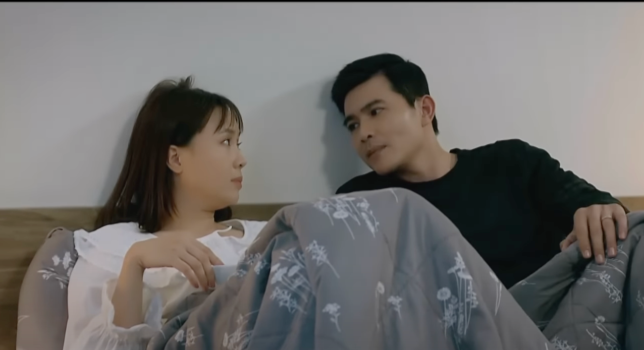 Ngân Hà (Hồng Diễm) luôn được chồng (Quang Sự) yêu chiều hết mực. Ngân Hà (Hồng Diễm) luôn được chồng (Quang Sự) yêu chiều hết mực.