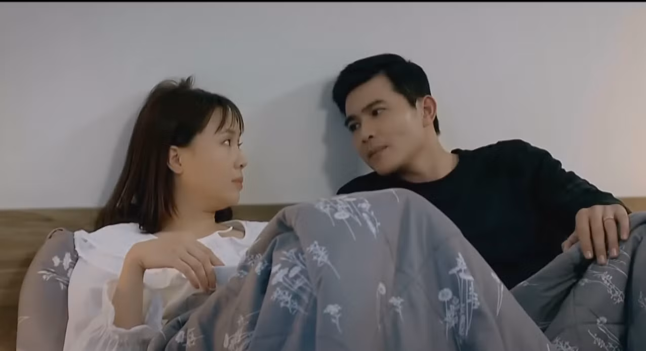 Ngân Hà (Hồng Diễm) luôn được chồng (Quang Sự) yêu chiều hết mực.