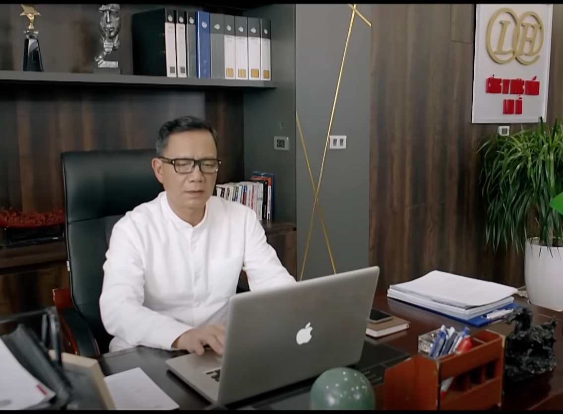 Khán giả nghi ngờ ông Cường (NSƯT Phạm Cường) liên quan đến cái chết của bố Nghĩa (Quang Sự). Khán giả nghi ngờ ông Cường (NSƯT Phạm Cường) liên quan đến cái chết của bố Nghĩa (Quang Sự).