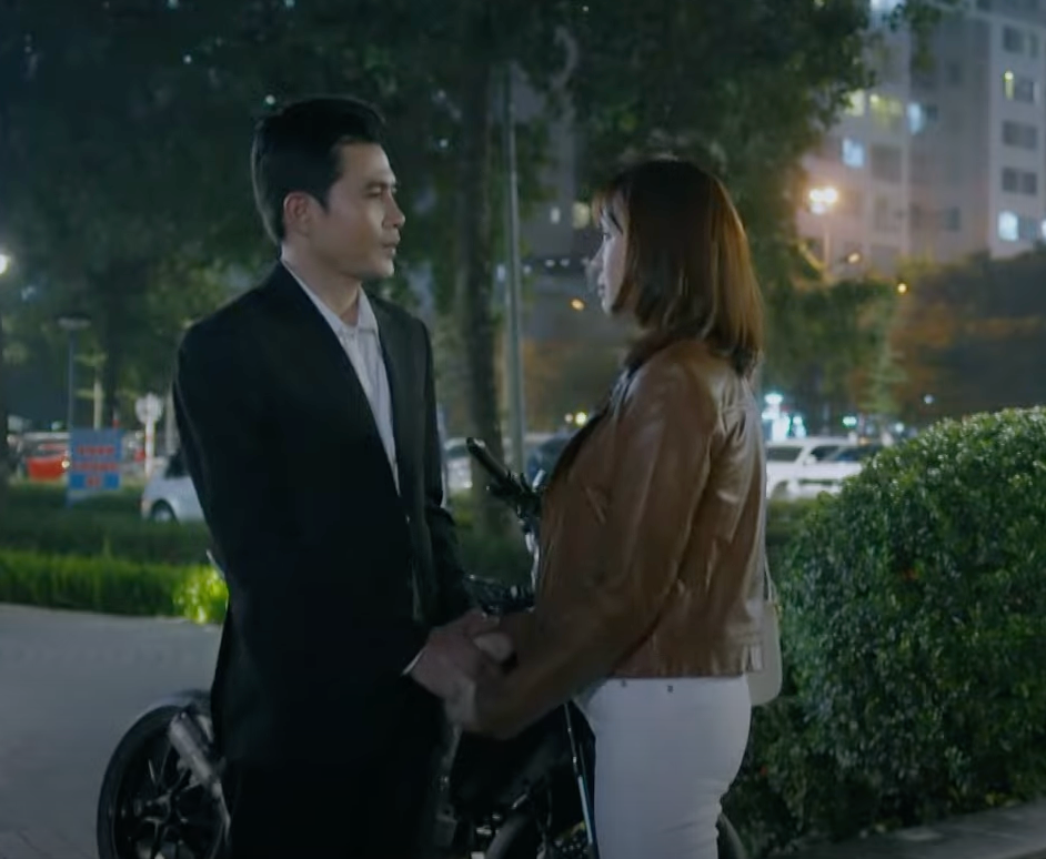 Ngân Hà (Hồng Diễm) luôn được chồng (Quang Sự) yêu chiều hết mực. Ngân Hà (Hồng Diễm) luôn được chồng (Quang Sự) yêu chiều hết mực.