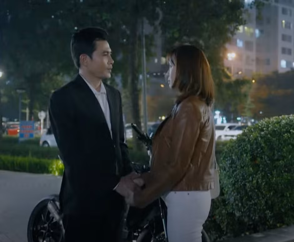 Ngân Hà (Hồng Diễm) luôn được chồng (Quang Sự) yêu chiều hết mực.