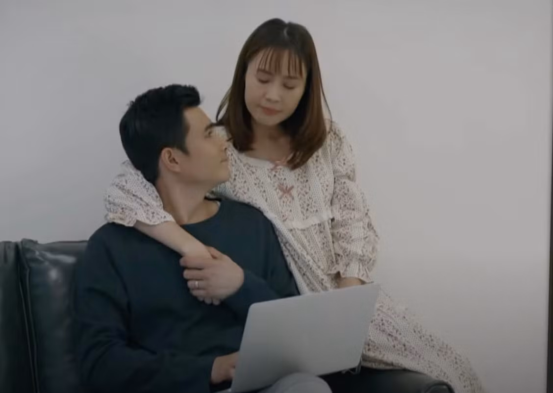 Ngân Hà (Hồng Diễm) luôn được chồng (Quang Sự) yêu chiều hết mực.