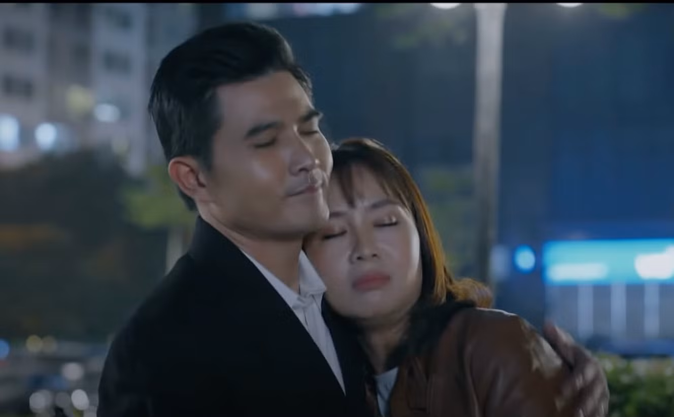 Ngân Hà (Hồng Diễm) luôn được chồng (Quang Sự) yêu chiều hết mực.