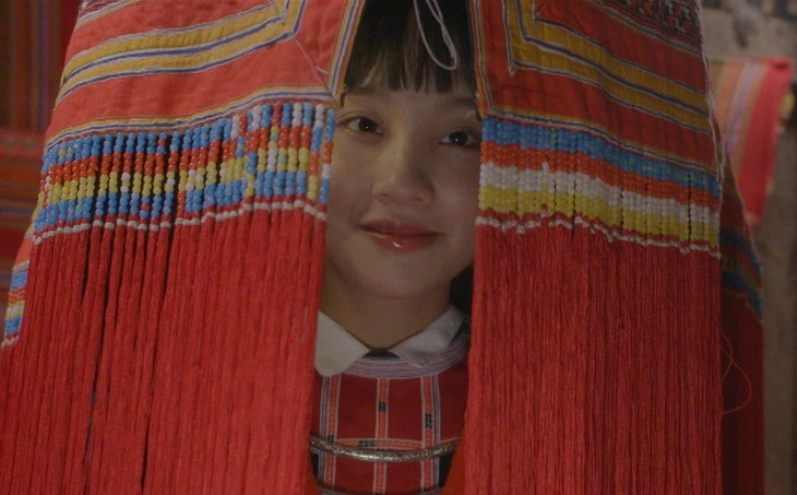 Bộ phim Đi giữa trời rực rỡ khắc họa cuộc sống của người dân tộc Dao đỏ. Bộ phim Đi giữa trời rực rỡ khắc họa cuộc sống của người dân tộc Dao đỏ.