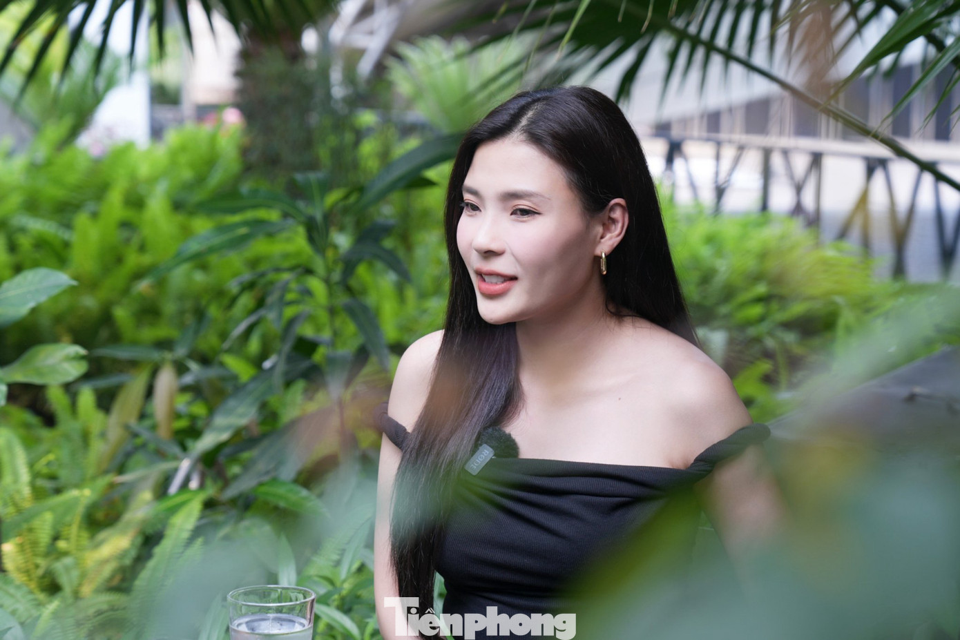 Diễn viên Thúy Diễm tái xuất màn ảnh nhỏ miền Bắc với vai Mỹ Đình trong Trạm cứu hộ trái tim sau 4 năm vắng bóng. Mỹ Đình - bạn thân của nữ chính Ngân Hà (Hồng Diễm) - là cô gái cá tính, tinh nghịch và có chút nông nổi.