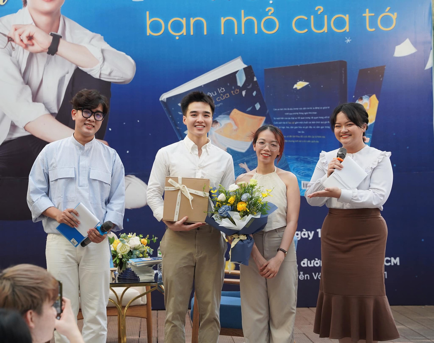 Tun Phạm (thứ 2 từ trái qua) trong ngày ra mắt sách Vì cậu là bạn nhỏ của tớ. Tun Phạm (thứ 2 từ trái qua) trong ngày ra mắt sách Vì cậu là bạn nhỏ của tớ.