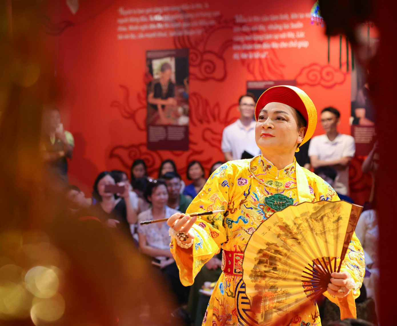 Nghệ nhân ưu tú Đức Hiển phụ trách chuyên môn và trực tiếp tham gia diễn xướng. Ảnh: Thanh Tùng.