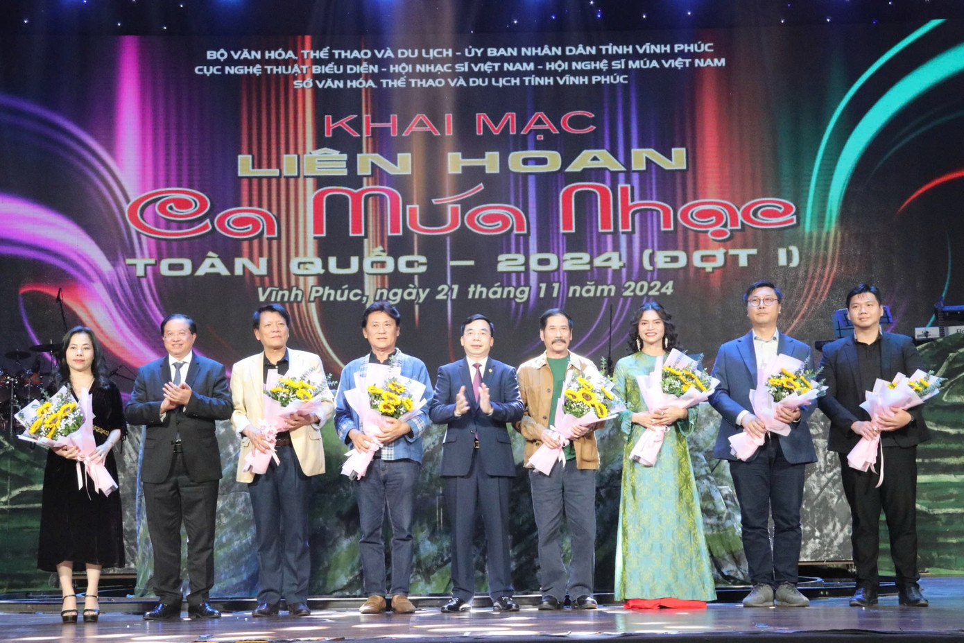 Hội đồng nghệ thuật của liên hoan quy tụ nhiều nghệ sĩ nổi bật trong nghệ thuật ca, múa, nhạc như NSND Nguyễn Quang Vinh, NSND Trần Bình, NSND Tạ Minh Tâm, NSND Phạm Phương Thảo...