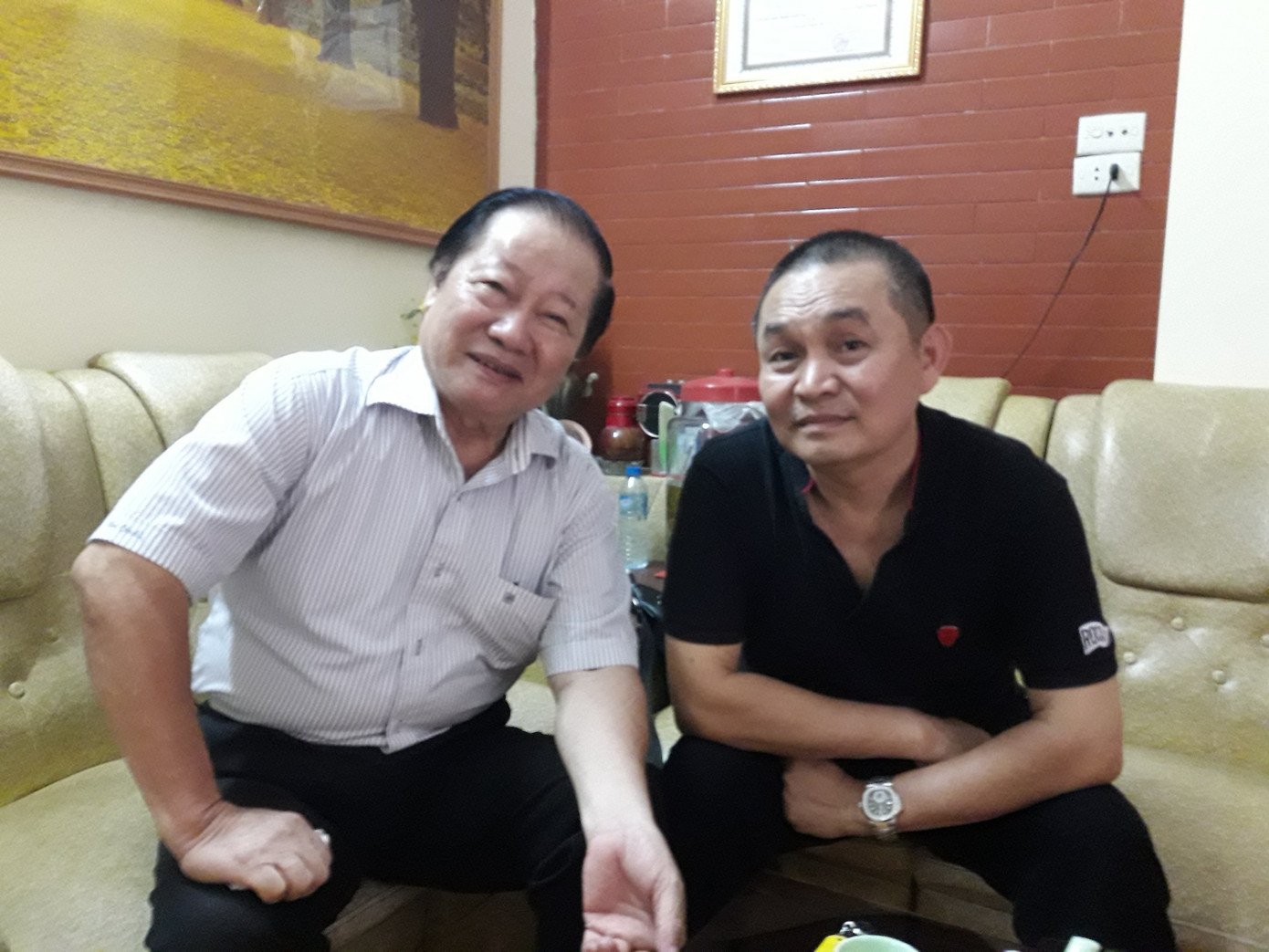 Trích đoạn Tùng lò gạch trong vở Người đàn bà bất hạnh do PGS.TS Trần Trí Trắc sáng tác kiêm đạo diễn đã đưa tên tuổi của danh hài Xuân Hinh đến với đông đảo khán giả. Trích đoạn Tùng lò gạch trong vở Người đàn bà bất hạnh do PGS.TS Trần Trí Trắc sáng tác kiêm đạo diễn đã đưa tên tuổi của danh hài Xuân Hinh đến với đông đảo khán giả.