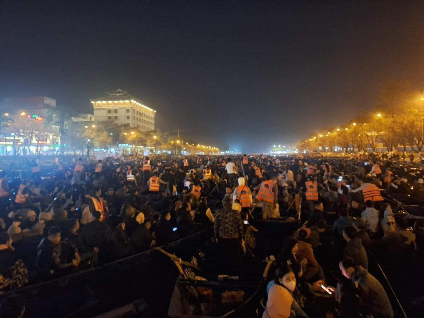 Khu vực chờ thuyền đông nghịt khách.