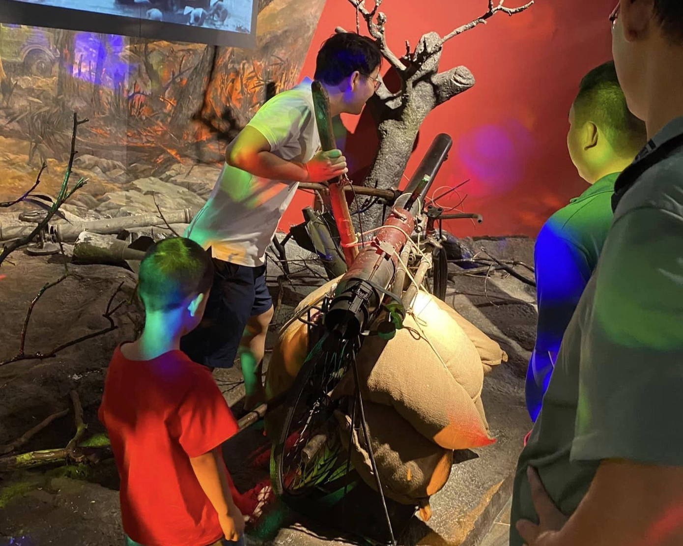 Nhiều du khách thản nhiên chụp ảnh, tạo dáng với hiện vật trong Bảo tàng Lịch sử Quân sự Việt Nam. Nhiều du khách thản nhiên chụp ảnh, tạo dáng với hiện vật trong Bảo tàng Lịch sử Quân sự Việt Nam.