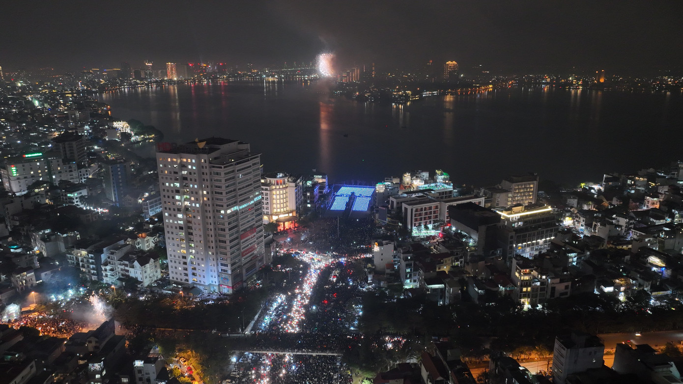 Bên cạnh đó, để đáp ứng tốt nhất nhu cầu theo dõi của người dân, ban tổ chức bố trí 10 điểm lắp đặt hệ thống âm thanh và màn hình tường thuật trực tiếp xung quanh khu vực hồ Tây.