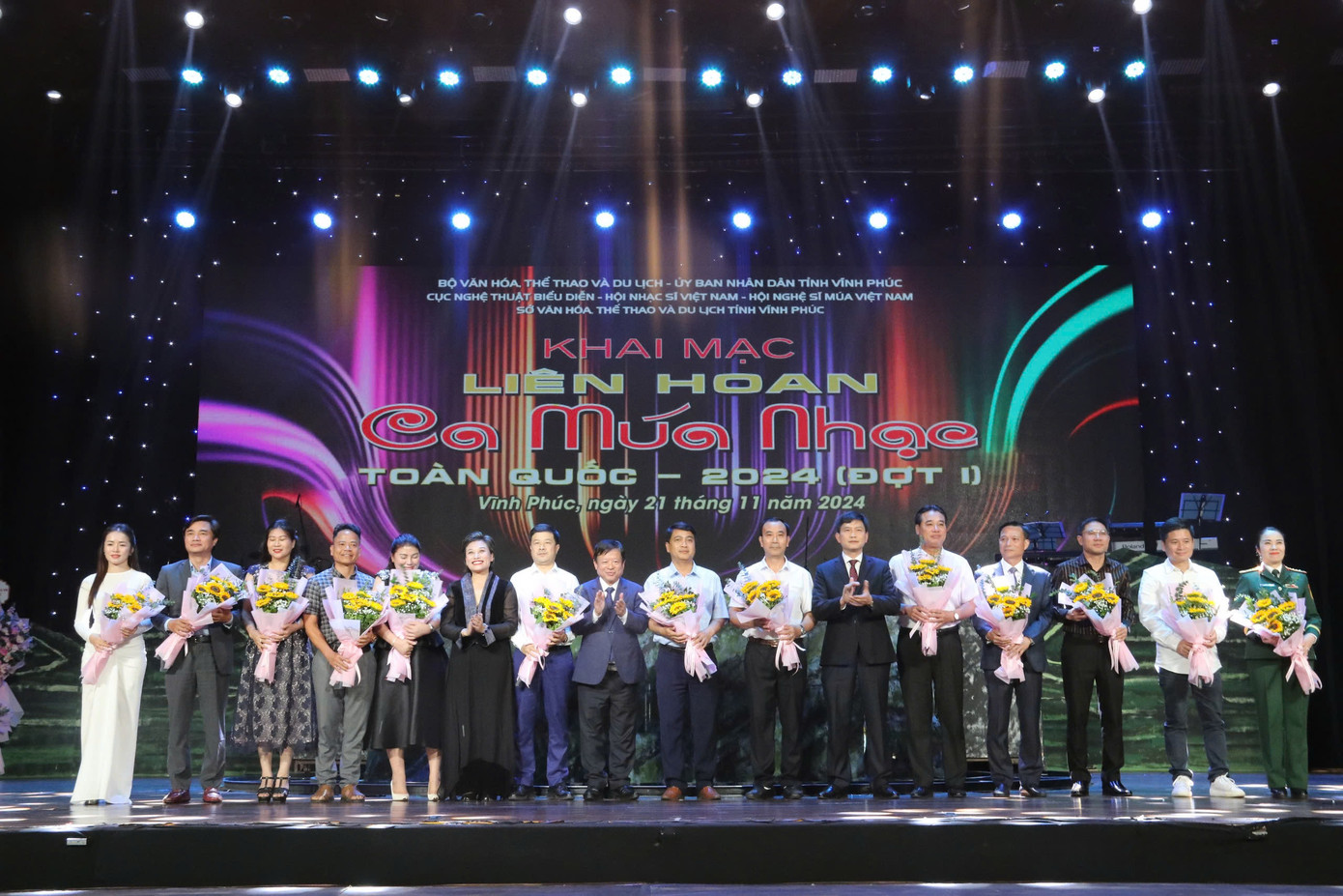 Liên hoan quy tụ gần 1.000 nghệ sĩ, diễn viên, kỹ thuật viên của 13 đơn vị nghệ thuật ca múa nhạc trên cả nước.