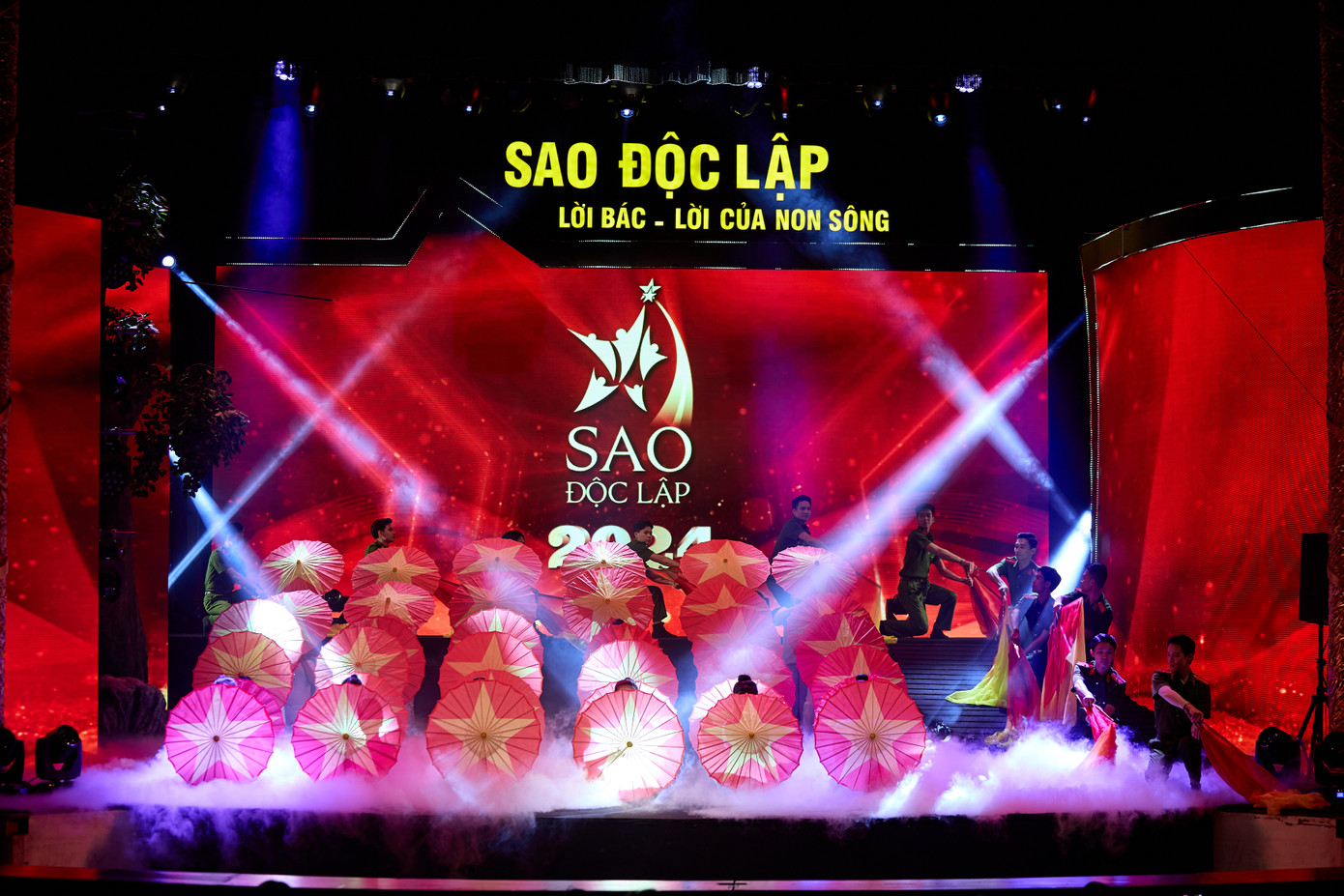 Chương trình nghệ thuật Sao Độc lập do Bộ Công an chủ trì và phối hợp thực hiện tối 25/8 tại Nhà hát Lớn, với chủ đề Lời Bác - Lời của non sông nhằm kỷ niệm 79 năm Cách mạng Tháng Tám, ngày Quốc khánh 2/9 và 79 năm Ngày Truyền thống lực lượng Công an nhân dân 19/8. Ảnh: Minh Khánh.